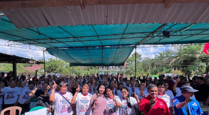 Dihadapan Masyarakat Dusun Tanjam Menjalin Karolin Janji Tuntaskan Program Yang Sempat Tertunda