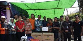 Tinjau Korban Kebakaran di Desa Kayu Ara, Pj. Bupati Landak Serahkan Bantuan