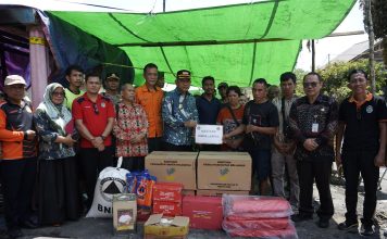 Tinjau Korban Kebakaran di Desa Kayu Ara, Pj. Bupati Landak Serahkan Bantuan