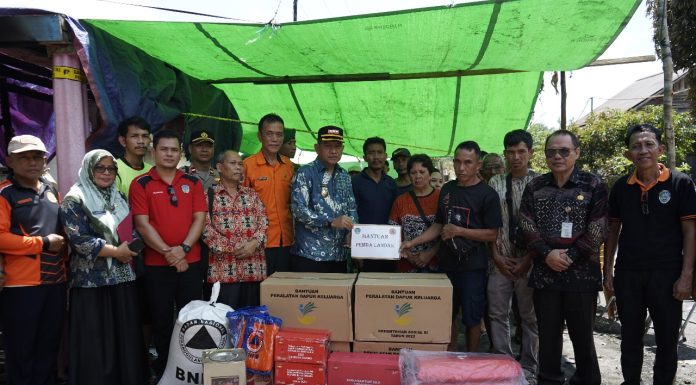 Tinjau Korban Kebakaran di Desa Kayu Ara, Pj. Bupati Landak Serahkan Bantuan