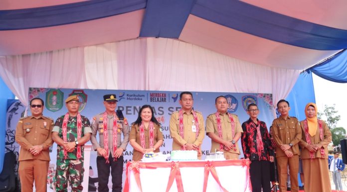 Gutmen Buka Pentas Seni Rangkaian HUT Ke – 7 SMAN 3 Ngabang