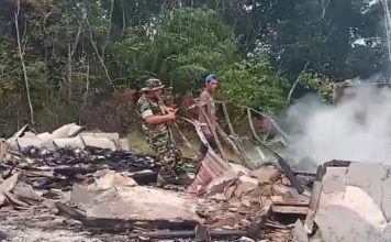 Personel Koramil 02/Mph Hulu Diterjunkan Bantu Bersihkan Puing Pasca Kebakaran di SDN 05 Sibawek
