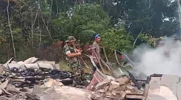 Personel Koramil 02/Mph Hulu Diterjunkan Bantu Bersihkan Puing Pasca Kebakaran di SDN 05 Sibawek