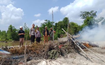 Forkopimcam Mandor Tertibkan Bekas Peti di Lokasi KIM