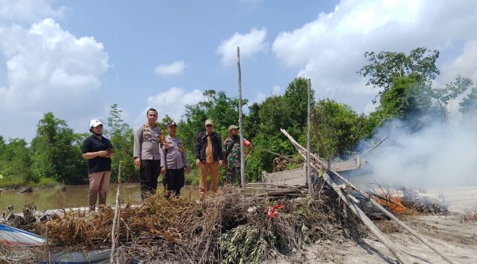 Forkopimcam Mandor Tertibkan Bekas Peti di Lokasi KIM
