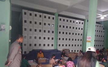 Polisi Pantau Proses Pelipatan Surat Suara di Gudang Logistik KPU Landak
