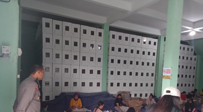 Polisi Pantau Proses Pelipatan Surat Suara di Gudang Logistik KPU Landak