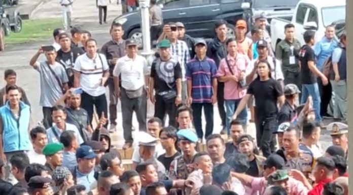 Ricuh Antar Pendukung Saat Debat Publik, Polisi Berhasil Kendalikan Masa Dengan Pengamanan Berlapis