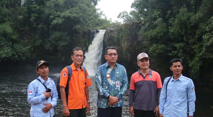 Kunjungi Desa Tenguwe, Pj. Bupati Landak Gelar Pengobatan Gratis Serta Tinjau PLTMH