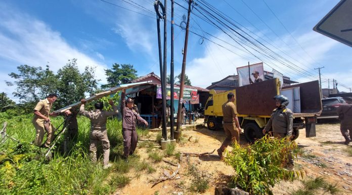Bawaslu Landak Bersama Tim Pokja Kampanye Tertibkan APK Langgar Aturan
