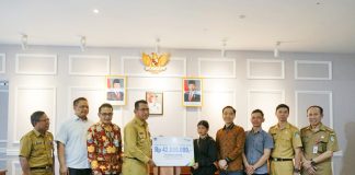 Gutmen Serahkan Santunan BPJS Ketenagakerjaan Kepada Petugas Badan Adhoc Pilkada 2024