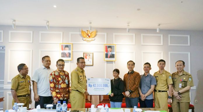 Gutmen Serahkan Santunan BPJS Ketenagakerjaan Kepada Petugas Badan Adhoc Pilkada 2024