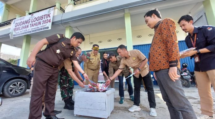 KPU Bersama Forkopimda Landak Musnahkan Surat Suara Rusak