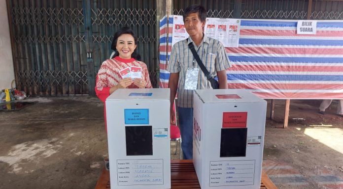 Karolin Salurkan Hak Suara di TPS 10, Didampingi Ketua Tim Kampanye KREN