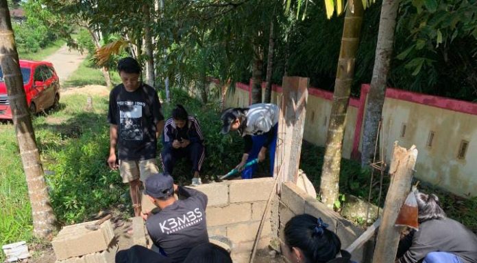 Tempat Pembuangan Sampah, Karya Mahasiswa KKM UPGRI Pontianak Bekerja Sama Dengan Pemerintah Desa Untuk Penegasan Sikap Mencintai Lingkungan Go Green