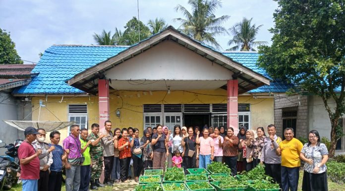Warga Desa Kerohok Terima Bantuan Bibit Cabe dan Terong Dari Polsek Mandor