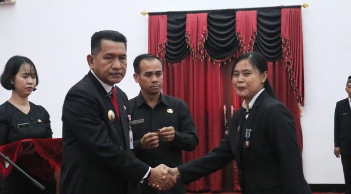 115 PNS Pemkab Landak Terima Tanda Kehormatan Satyalancana