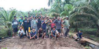 Babinsa Koramil 03/Mandor Bersama Warga Gotong Royong Bersihkan Material Lonsor