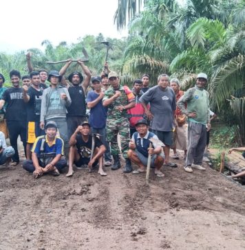 Babinsa Koramil 03/Mandor Bersama Warga Gotong Royong Bersihkan Material Lonsor