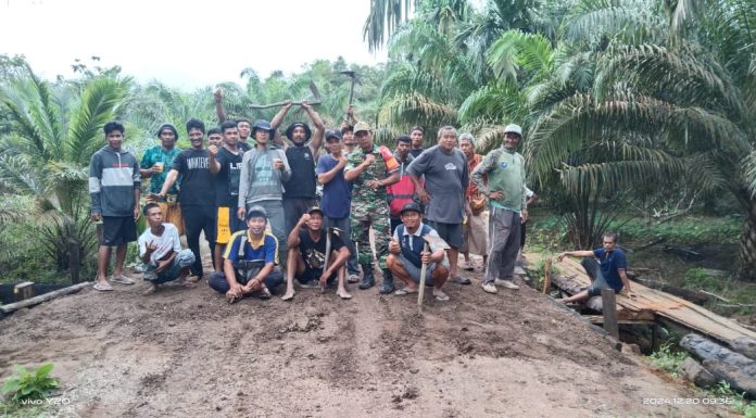 Babinsa Koramil 03/Mandor Bersama Warga Gotong Royong Bersihkan Material Lonsor