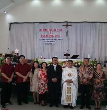 Gutmen Nainggolan Hadiri Misa Natal di Gereja Sabil Suci Ngabang