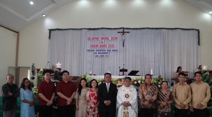 Gutmen Nainggolan Hadiri Misa Natal di Gereja Sabil Suci Ngabang