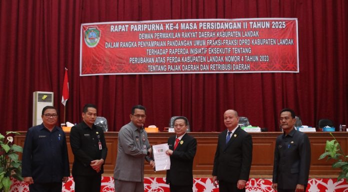 Fraksi DPRD Landak Beri Pandangan Umum Terhadap Raperda Tentang Pajak dan Restribusi Daerah