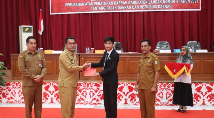Pj. Bupati Landak Tanggapi Pandangan Umum Fraksi DPRD Terkait Pajak dan Restribusi Daerah