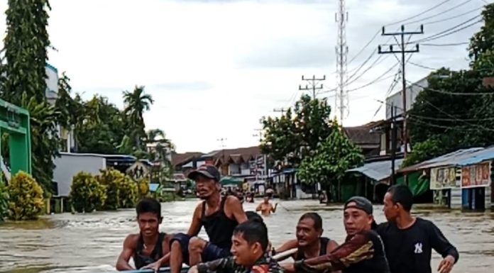 Aksi Heroik Babinsa Mempawah Hulu Selamatkan ODGJ Terbawa Arus Banjir