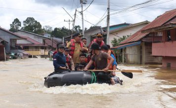 Pj. Bupati Landak Tinjau Lokasi Banjir dan Serahkan Bantuan