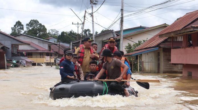 Pj. Bupati Landak Tinjau Lokasi Banjir dan Serahkan Bantuan