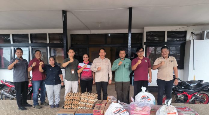 Pj. Sekda Landak Serahkan Bantuan Banjir di Tiga Kecamatan