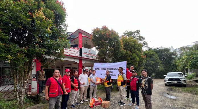 Bantu Masyarakat Terdampak Banjir Antam UBPB Kalbar Turunkan Tim ERG ke Landak