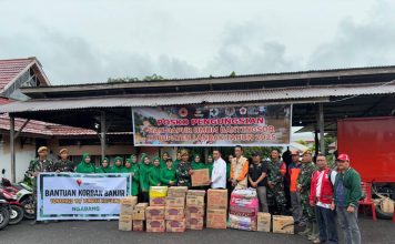 Pemkab Landak Terima Bantuan Untuk Korban Banjir Dari Yonarmed/16 Tumbak Kaputing