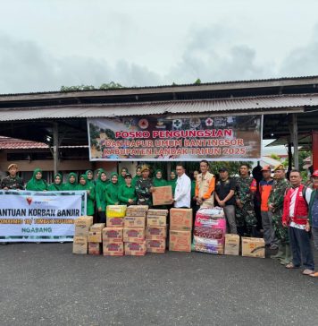 Pemkab Landak Terima Bantuan Untuk Korban Banjir Dari Yonarmed/16 Tumbak Kaputing