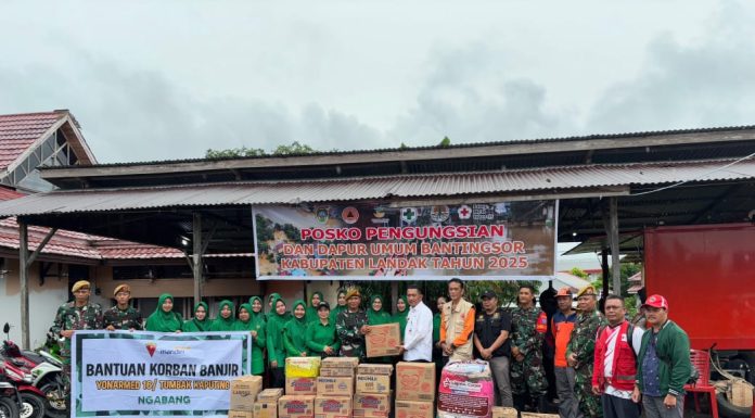 Pemkab Landak Terima Bantuan Untuk Korban Banjir Dari Yonarmed/16 Tumbak Kaputing