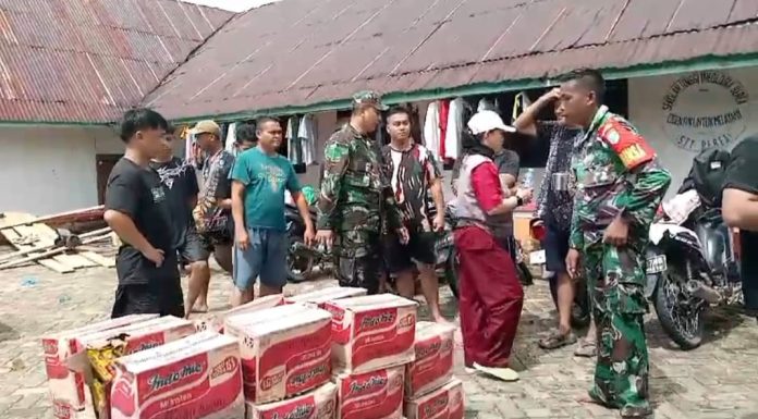 Kunjungi Korban Banjir di Menyuke, Dandim 1210/LDK Serahkan Bantuan