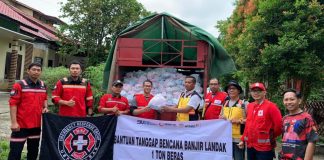 PT. Antam Salurkan Bantuan untuk Bayi terdampak Banjir di Landak