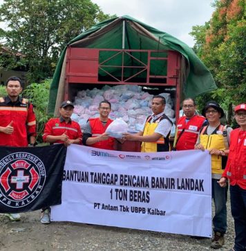 PT. Antam Salurkan Bantuan untuk Bayi terdampak Banjir di Landak