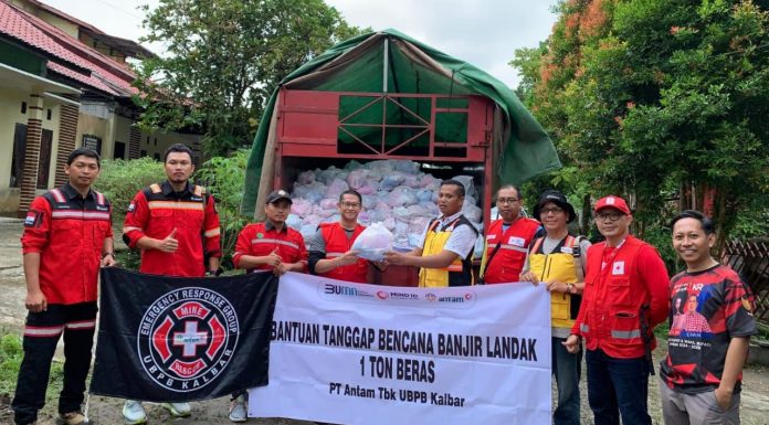 PT. Antam Salurkan Bantuan untuk Bayi terdampak Banjir di Landak