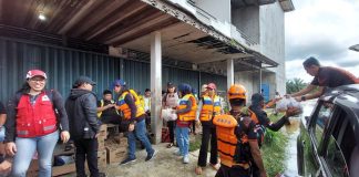 Dinkes Landak Terjunkan Tim Bantu Cek Kesehatan Para Korban Banjir