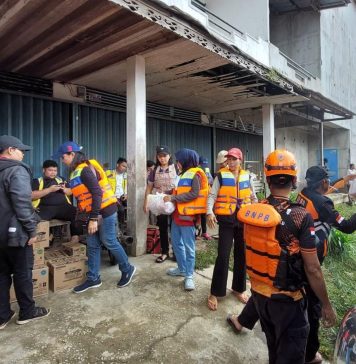 Dinkes Landak Terjunkan Tim Bantu Cek Kesehatan Para Korban Banjir