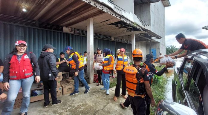 Dinkes Landak Terjunkan Tim Bantu Cek Kesehatan Para Korban Banjir