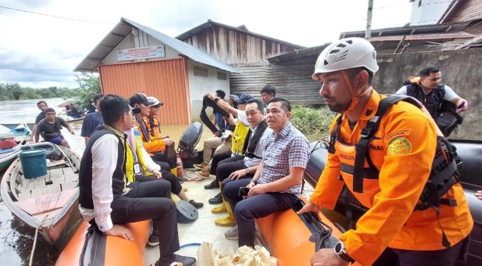 Anggota DPR RI Yuliansyah Serahkan Bantuan Bagi Korban Banjir di Landak