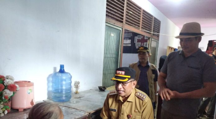 Gutmen Tinjau Posko Banjir di Kantor Camat Ngabang