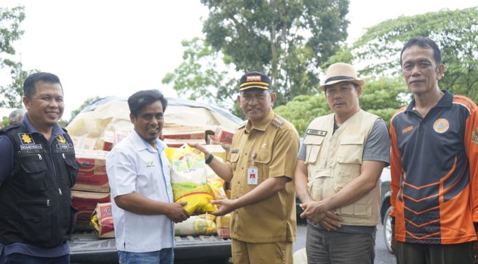 Pemkab Landak Terima Bantuan Banjir Dari PTPN IV Regional V Kalimantan