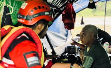 Tim Medis PMI Landak Jemput Bola Cek Kesehatan Warga Terdampak Banjir