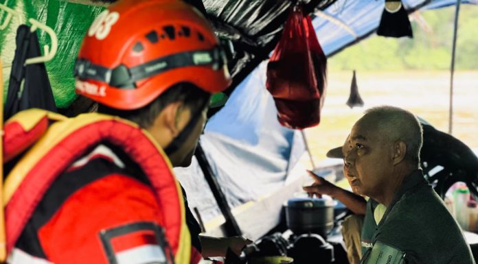 Tim Medis PMI Landak Jemput Bola Cek Kesehatan Warga Terdampak Banjir