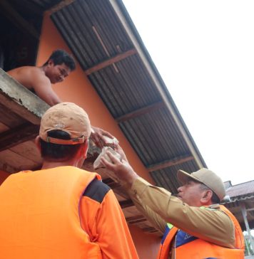 Pemkab Landak Kembali Salurkan Makanan Siap Saji Bagi Masyarakat Terdampak Banjir di Desa Hilir Kantor