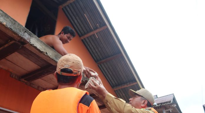 Pemkab Landak Kembali Salurkan Makanan Siap Saji Bagi Masyarakat Terdampak Banjir di Desa Hilir Kantor